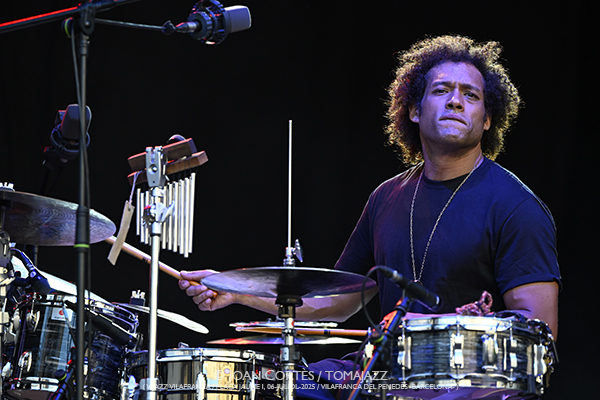 Makaya McCraven (ViJazz Vilafranca 2025 / Plaça Jaume I, 2025-07-06 / Vilafranca del Penedès -Barcelona-) Por Joan Cortès [INSTANTZZ AKA Galería fotográfica AKA Fotoblog de jazz, impro… y algo más] - Tomajazz - Makaya McCraven actuó en ViJazz Vilafranca 2025 en Vilafranca del Penedès -Barcelona-. Joan Cortès retrata el concierto en INSTANTZZ. Actuaron Makaya McCraven, Junius Paul, Marquis Hill, Matt Golg 