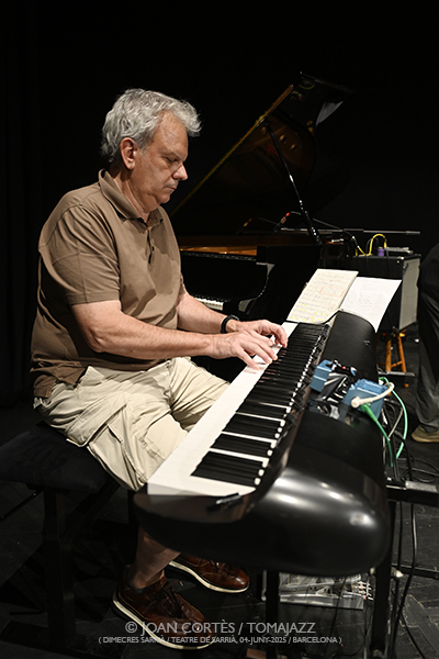 Nucli Trio + Convidats “Música Laietana” (Dimecres Sarrià / Teatre de Sarrià, 2025-06-04 / Barcelona) Por Joan Cortès [INSTANTZZ AKA Galería fotográfica AKA Fotoblog de jazz, impro… y algo más] - Tomajazz - Nucli Trio + Convidats presentaron “Música Laietana” en Dimecres Sarrià (Barcelona), el 4 de junio de 2025). Joan Cortès los retrata en INSTANTZZ. Actuaron Guillem Plana, Aleix Forts, David Viñolas, Jordi Soley, Eduard Altaba, contrabajo (Blay Tritono y Tropopausa) Miquel Àngel Lizandra, batería y percusión (Orquestra Mirasol) Alba Careta 