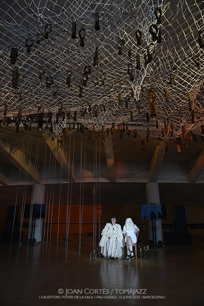 Núria Andorrà & Olga Blanco “Esquellòrium: Coure” (L’Auditori, Foyer de la Sala 1 Pau Casals, 2025-06-13 / Barcelona) [y III] Por Joan Cortès [INSTANTZZ AKA Galería fotográfica AKA Fotoblog de jazz, impro… y algo más] - Tomajazz - Núria Andorrà & Olga Blanco “Esquellòrium: Coure” actuó en L’Auditori de Barcelona el 13 de junio de 2025. Joan Cortès [INSTANTZZ