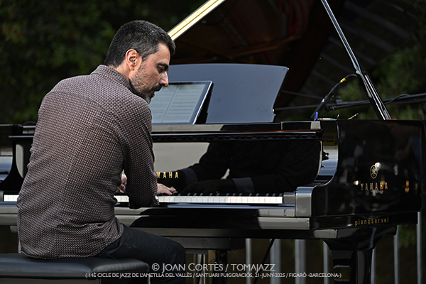 Alba Pujals “Sincretisme” (14è Cicle de Jazz de l’Ametlla del Vallès / Santuari Puiggraciós, 2025-06-21 / Figaró -Barcelona-) Por Joan Cortès [INSTANTZZ AKA Galería fotográfica AKA Fotoblog de jazz, impro… y algo más] - Tomajazz - Alba Pujals “Sincretisme” actuó en 14è Cicle de Jazz de l’Ametlla del Vallès 2025 en Figaró -Barcelona, Joan Cortès retrata el concierto en INSTANTZZ. Actuaron Alba Pujals, Oriol Vallès, Joan Monné, Giuseppe Campisi, Andreu Pitarch 