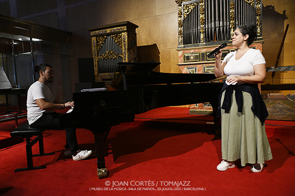 Ana Malta & Oscar Aldama “Rente América” (Museu de la Música -sala de pianos-, 2025-07-03 / Barcelona) Por Joan Cortès [INSTANTZZ AKA Galería fotográfica AKA Fotoblog de jazz, impro… y algo más] - Tomajazz - Ana Malta & Oscar Aldama “Rente América” actuaron en el Museu de la Música de Barcelona, el 3 de julio de 2025. Joan Cortès los retrata en INSTANTZZ