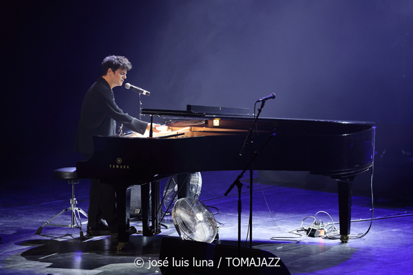 Jamie Cullum (60 Festival de Jazz de San Sebastián 2025. 2025-07-22) Por José Luis Luna Rocafort [INSTANTZZ AKA Galería fotográfica AKA Fotoblog de jazz, impro… y algo más] - Tomajazz - Jamie Cullum actuó en el Kursaal en el 60 Festival de Jazz de San Sebastián 2025. José Luis Luna Rocafort lo retrata en INSTANTZZ