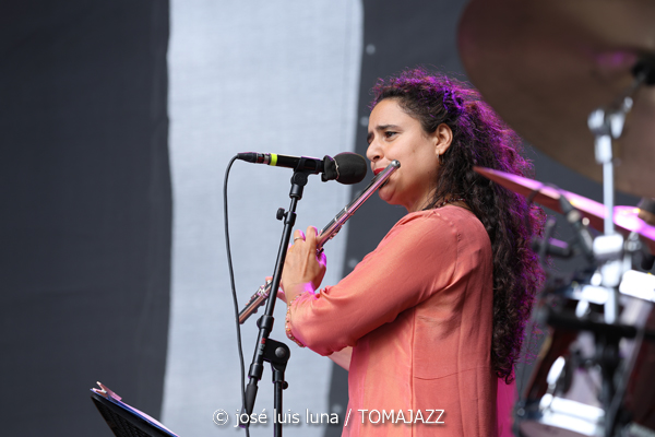 Naïssam Jalal (60 Festival de Jazz de San Sebastián 2025. 2025-07-23) Por José Luis Luna Rocafort [INSTANTZZ AKA Galería fotográfica AKA Fotoblog de jazz, impro… y algo más] - Tomajazz - Naïssam Jalal actuó en el 60 Festival de Jazz de San Sebastián 2025. José Luis Luna Rocafort la retrata en INSTANTZZ. Actuaron Naïssam Jalal, Sougata Roy Chowdhury, Leonardo Montana, Anuja Borude, Zaza Desiderio, Flo Comment