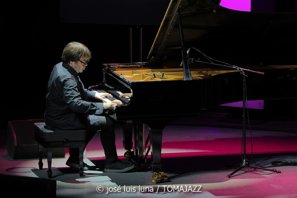 Sumrrá (48 Festival de Jazz de Vitoria. 2025-07-16) Por José Luis Luna Rocafort [INSTANTZZ AKA Galería fotográfica AKA Fotoblog de jazz, impro… y algo más] - Tomajazz - Sumrrá actuó en el 48 Festival de Jazz de Vitoria 2025. José Luis Luna Rocafort los retrata en INSTANTZZ. Actuaron Manuel Gutiérrez, Xacobe Martínez Antelo, LAR Legido