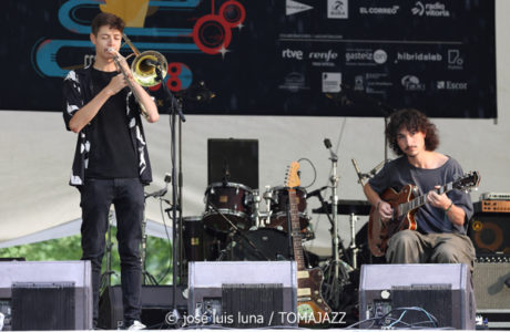 Bangbaduo (48 Festival de Jazz de Vitoria. 2025-07-12) Por José Luis Luna Rocafort [INSTANTZZ AKA Galería fotográfica AKA Fotoblog de jazz, impro… y algo más] - Tomajazz - Bangbaduo actuó en el 48 Festival de Jazz de Vitoria 2025. José Luis Luna Rocafort retrata en INSTANTZZ a Asier Gutiérrez, Marcos García