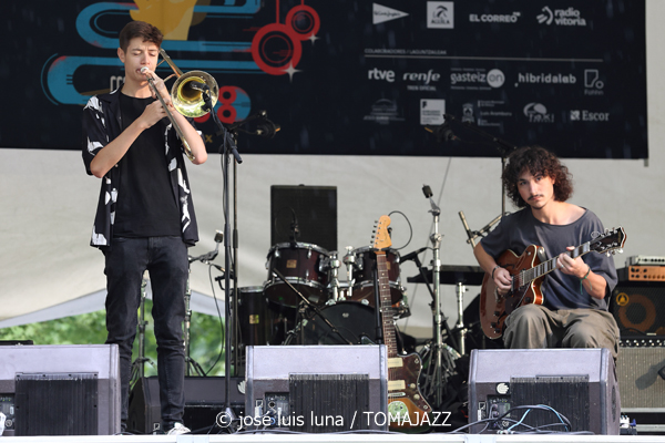 Bangbaduo (48 Festival de Jazz de Vitoria. 2025-07-12) Por José Luis Luna Rocafort [INSTANTZZ AKA Galería fotográfica AKA Fotoblog de jazz, impro… y algo más] - Tomajazz - Bangbaduo actuó en el 48 Festival de Jazz de Vitoria 2025. José Luis Luna Rocafort retrata en INSTANTZZ a Asier Gutiérrez, Marcos García