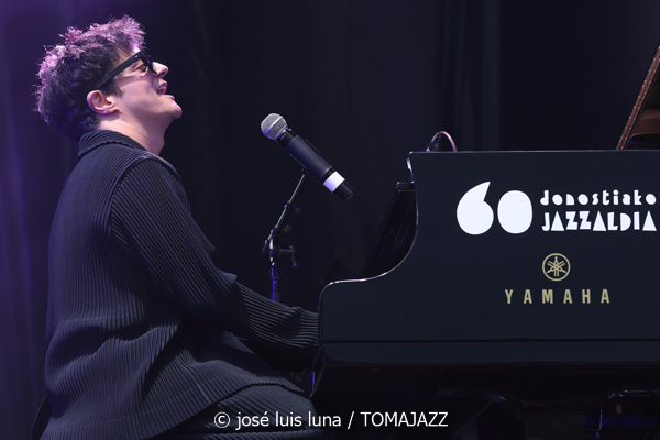Jamie Cullum (II) (60 Festival de Jazz de San Sebastián 2025. 2025-07-23) Por José Luis Luna Rocafort [INSTANTZZ AKA Galería fotográfica AKA Fotoblog de jazz, impro… y algo más] - Tomajazz - Jamie Cullum actuó en el 60 Festival de Jazz de San Sebastián 2025. José Luis Luna Rocafort lo retrata en INSTANTZZ. Actuaron Jamie Cullum, Loz Garratt, Bard Webb, Tom Varrall, Rory Simmons, Tom Richards, Aisha Stuart