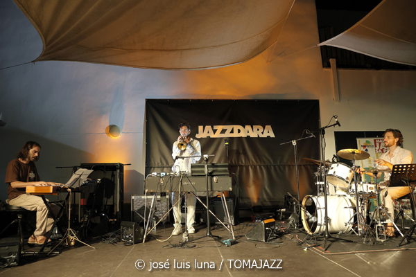 Pere Navarro Trío (31 Mallorca Jazz Sa Poble 2025. Can Verdal. Sa Pobla, Mallorca. 2025-07-30) Por José Luis Luna Rocafort [INSTANTZZ AKA Galería fotográfica AKA Fotoblog de jazz, impro… y algo más] - Tomajazz - Pere Navarro Trío actuó en el 31 Mallorca Jazz Sa Poble 2025. José Luis Luna Rocafort lo retrata en INSTANTZZ. Actuaron Pere Navarro, Lorenç Barceló, Joan Carles Marí