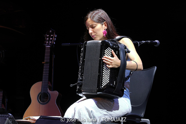Maite Akustik Quintet (XI JazzEñe 2025. Teatro Victoria Eugenia, Donosti – San Sebastián. 2025-07-24) Por José Luis Luna Rocafort [INSTANTZZ AKA Galería fotográfica AKA Fotoblog de jazz, impro… y algo más] - Tomajazz - Maite Akustik Quintet actuó en el XI JazzEñe 2025 en San Sebastián. José Luis Luna Rocafort lo retrata en INSTANTZZ. Actuaron Maite Ruiz de Erentxun, Aura Mauri, Cristopher Pérez, Alesander Peña, Manuel Luque