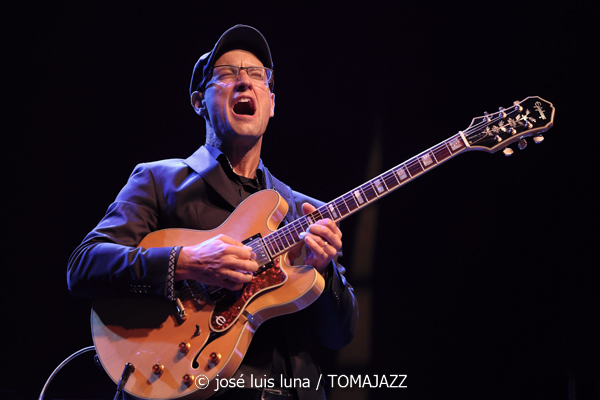 Pete Roth Trío featuring Bill Bruford (60 Festival de Jazz de San Sebastián 2025. 2025-07-23) Por José Luis Luna Rocafort [INSTANTZZ AKA Galería fotográfica AKA Fotoblog de jazz, impro… y algo más] - Tomajazz - Pete Roth Trío featuring Bill Bruford actuó en el 60 Festival de Jazz de San Sebastián 2025. José Luis Luna lo retrata en INSTANTZZ. Actuaron Pete Roth, Bill Bruford, Mike Prat