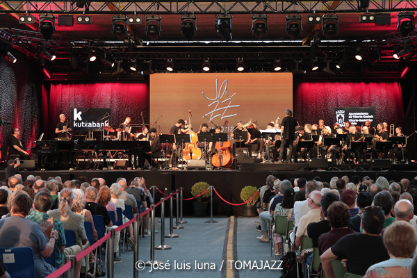 Clasijazz Big Band Orchestra: Charles Mingus Epitaph (48 Festival de Jazz de Vitoria. 2025-07-16) Por José Luis Luna Rocafort [INSTANTZZ AKA Galería fotográfica AKA Fotoblog de jazz, impro… y algo más] - Tomajazz - Clasijazz Big Band Orchestra interpretó Epitaph de Charles en el 48 Festival de Jazz de Vitoria de 2025-07-16) Por José Luis Luna Rocafort [INSTANTZZ