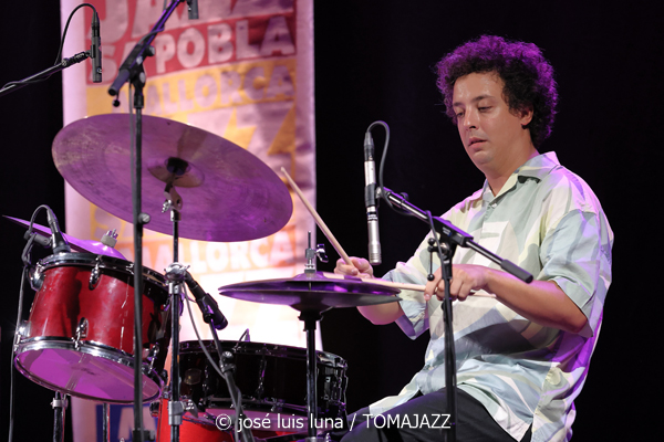 Daahoud Salim Quintet (31 Mallorca Jazz Sa Poble 2025. Parc Can Cirera Prim. Sa Pobla, Mallorca. 2025-08-05) Por José Luis Luna Rocafort [INSTANTZZ AKA Galería fotográfica AKA Fotoblog de jazz, impro… y algo más] - Tomajazz - Daahoud Salim Quintet actuó en el 31 Mallorca Jazz Sa Poble 2025. José Luis Luna Rocafort lo retrata en INSTANTZZ. Actuaron Daahoud Salim, Bruno Calvo, Tomeu Garcías, Hendrik Müller, Andreu Pitarch