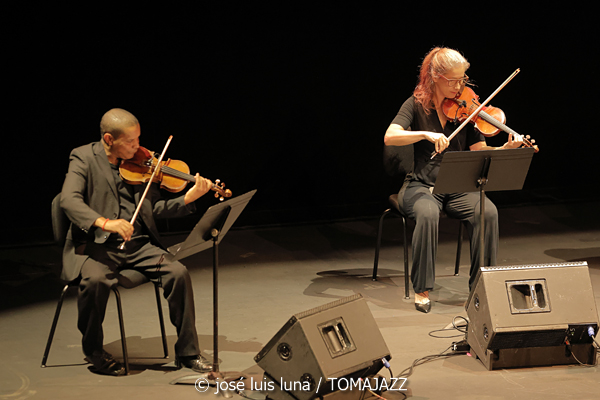 Román Filiú (XI JazzEñe 2025. Teatro Victoria Eugenia, Donosti – San Sebastián. 2025-07-24) Por José Luis Luna Rocafort [INSTANTZZ AKA Galería fotográfica AKA Fotoblog de jazz, impro… y algo más] - Tomajazz - Román Filiú actuó en el XI JazzEñe 2025 en San Sebastián. José Luis Luna Rocafort lo retrata en INSTANTZZ. Actuaron Román Filiú, Javier Filiú, Zaloa Gorostidi, Osvaldo Antonio Enrique Castro, Caridad Rosa Varona