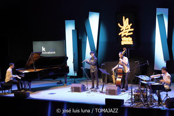 Juan Sáiz (48 Festival de Jazz de Vitoria. 2025-07-17) Por José Luis Luna Rocafort [INSTANTZZ AKA Galería fotográfica AKA Fotoblog de jazz, impro… y algo más] - Tomajazz - Juan Sáiz actuó en el 48 Festival de Jazz de Vitoria 2025. José Luis Luna Rocafort lo retrata en INSTANTZZ. Actuaron Juan Sáiz, Xavi Torres, Manel Fortià, Genís Bagés