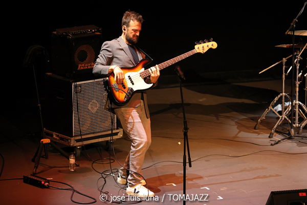 J. Fox (XI JazzEñe 2025. Teatro Victoria Eugenia, Donosti – San Sebastián. 2025-07-23) Por José Luis Luna Rocafort [INSTANTZZ AKA Galería fotográfica AKA Fotoblog de jazz, impro… y algo más] - Tomajazz - J. Fox inauguró el XI JazzEñe 2025 en el Teatro Victoria Eugenia de Donosti – San Sebastian, el 23 de julio de 2025. José Luis Luna Rocafort lo retrata en INSTANTZZ. Actuaron Juan Manuel Urriza: batería Fredi Pelaez: piano, teclados Oskar Lakunza: saxos tenor y soprano Xabier Barrenetxea