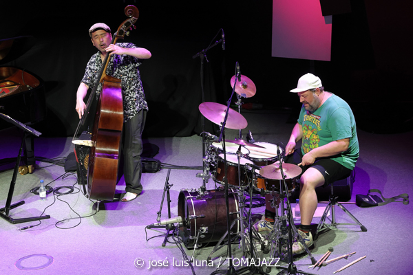 Álvaro Torres Trío (48 Festival de Jazz de Vitoria. 2025-07-15) Por José Luis Luna Rocafort [INSTANTZZ AKA Galería fotográfica AKA Fotoblog de jazz, impro… y algo más] - Tomajazz - Álvaro Torres Trío actuó en el 48 Festival de Jazz de Vitoria 2025. José Luis Luna Rocafort lo retrata en INSTANTZZ. Actuaron Álvaro Torres,