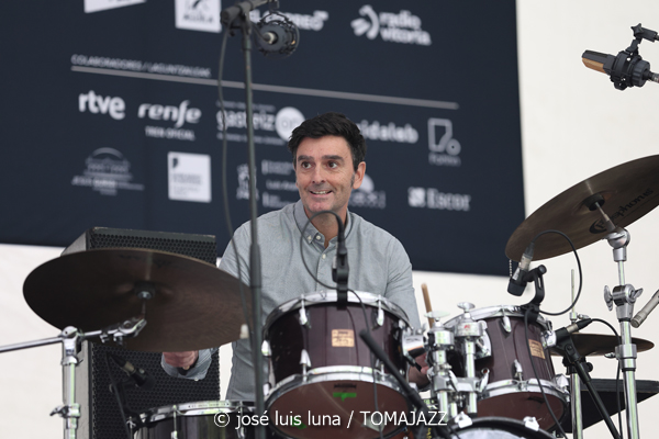 Combo Escuela de Música Luis Aramburu (48 Festival de Jazz de Vitoria. 2025-07-12) Por José Luis Luna Rocafort [INSTANTZZ AKA Galería fotográfica AKA Fotoblog de jazz, impro… y algo más] - Tomajazz - Combo Escuela de Música Luis Aramburu actuó en el 48 Festival de Jazz de Vitoria 2025. José Luis Luna Rocafort los retrata en INSTANTZZ. Actuaron Luis Larrubia, Iñigo Perea, Javier Guevara, Mikel Aguirrezabal, Jordo Tortosa