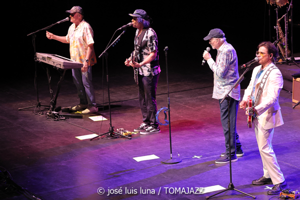 The Beach Boys (60 Festival de Jazz de San Sebastián 2025. 2025-07-23) Por José Luis Luna Rocafort [INSTANTZZ AKA Galería fotográfica AKA Fotoblog de jazz, impro… y algo más] - Tomajazz - The Beach Boys actuó en (60 Festival de Jazz de San Sebastián 2025. 2025-07-23) Por José Luis Luna Rocafort [INSTANTZZ