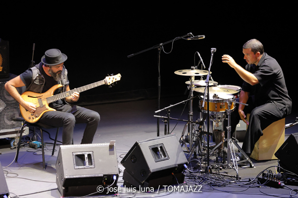 Juanfe Pérez (XI JazzEñe 2025. Teatro Victoria Eugenia, Donosti – San Sebastián. 2025-07-23) Por José Luis Luna Rocafort [INSTANTZZ AKA Galería fotográfica AKA Fotoblog de jazz, impro… y algo más] - Tomajazz - Juanfe Pérez actuó en el XI JazzEñe 2025 en San Sebastián. José Luis Luna Rocafort lo retrata en INSTANTZZ. Actuaron Juanfe Pérez, David Sancho, Kike Terrón, Alicia Morales