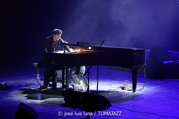Jamie Cullum (60 Festival de Jazz de San Sebastián 2025. 2025-07-22) Por José Luis Luna Rocafort [INSTANTZZ AKA Galería fotográfica AKA Fotoblog de jazz, impro… y algo más] - Tomajazz - Jamie Cullum actuó en el Kursaal en el 60 Festival de Jazz de San Sebastián 2025. José Luis Luna Rocafort lo retrata en INSTANTZZ