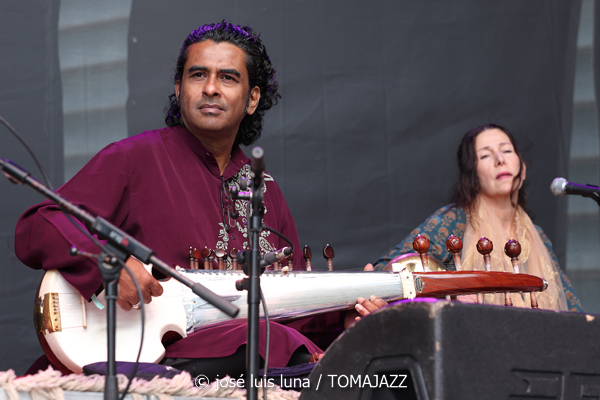 Naïssam Jalal (60 Festival de Jazz de San Sebastián 2025. 2025-07-23) Por José Luis Luna Rocafort [INSTANTZZ AKA Galería fotográfica AKA Fotoblog de jazz, impro… y algo más] - Tomajazz - Naïssam Jalal actuó en el 60 Festival de Jazz de San Sebastián 2025. José Luis Luna Rocafort la retrata en INSTANTZZ. Actuaron Naïssam Jalal, Sougata Roy Chowdhury, Leonardo Montana, Anuja Borude, Zaza Desiderio, Flo Comment