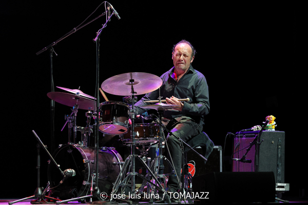 Sumrrá (48 Festival de Jazz de Vitoria. 2025-07-16) Por José Luis Luna Rocafort [INSTANTZZ AKA Galería fotográfica AKA Fotoblog de jazz, impro… y algo más] - Tomajazz - Sumrrá actuó en el 48 Festival de Jazz de Vitoria 2025. José Luis Luna Rocafort los retrata en INSTANTZZ. Actuaron Manuel Gutiérrez, Xacobe Martínez Antelo, LAR Legido