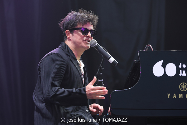 Jamie Cullum (II) (60 Festival de Jazz de San Sebastián 2025. 2025-07-23) Por José Luis Luna Rocafort [INSTANTZZ AKA Galería fotográfica AKA Fotoblog de jazz, impro… y algo más] - Tomajazz - Jamie Cullum actuó en el 60 Festival de Jazz de San Sebastián 2025. José Luis Luna Rocafort lo retrata en INSTANTZZ. Actuaron Jamie Cullum, Loz Garratt, Bard Webb, Tom Varrall, Rory Simmons, Tom Richards, Aisha Stuart