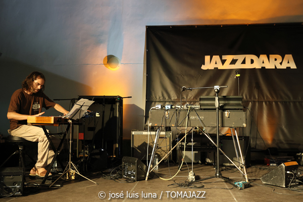 Pere Navarro Trío (31 Mallorca Jazz Sa Poble 2025. Can Verdal. Sa Pobla, Mallorca. 2025-07-30) Por José Luis Luna Rocafort [INSTANTZZ AKA Galería fotográfica AKA Fotoblog de jazz, impro… y algo más] - Tomajazz - Pere Navarro Trío actuó en el 31 Mallorca Jazz Sa Poble 2025. José Luis Luna Rocafort lo retrata en INSTANTZZ. Actuaron Pere Navarro, Lorenç Barceló, Joan Carles Marí