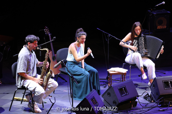 Maite Akustik Quintet (XI JazzEñe 2025. Teatro Victoria Eugenia, Donosti – San Sebastián. 2025-07-24) Por José Luis Luna Rocafort [INSTANTZZ AKA Galería fotográfica AKA Fotoblog de jazz, impro… y algo más] - Tomajazz - Maite Akustik Quintet actuó en el XI JazzEñe 2025 en San Sebastián. José Luis Luna Rocafort lo retrata en INSTANTZZ. Actuaron Maite Ruiz de Erentxun, Aura Mauri, Cristopher Pérez, Alesander Peña, Manuel Luque