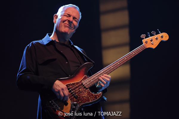Pete Roth Trío featuring Bill Bruford (60 Festival de Jazz de San Sebastián 2025. 2025-07-23) Por José Luis Luna Rocafort [INSTANTZZ AKA Galería fotográfica AKA Fotoblog de jazz, impro… y algo más] - Tomajazz - Pete Roth Trío featuring Bill Bruford actuó en el 60 Festival de Jazz de San Sebastián 2025. José Luis Luna lo retrata en INSTANTZZ. Actuaron Pete Roth, Bill Bruford, Mike Prat