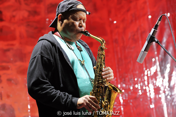 Steve Coleman & Five Elements (60 Festival de Jazz de San Sebastián 2025. 2025-07-24) Por José Luis Luna Rocafort [INSTANTZZ AKA Galería fotográfica AKA Fotoblog de jazz, impro… y algo más] - Tomajazz - Steve Coleman & Five Elements actuó en el 60 Festival de Jazz de San Sebastián 2025. José Luis Luna Rocafort lo retrata en INSTANTZZ. Actuaron Steve Coleman, Jonathan Finlayson, Rich Brown, Sean Rickman