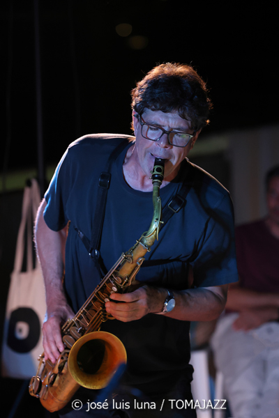 The Tenor 4tet (VII Jazz y Más. Studio Weil. Puerto de Andratx, Mallorca. 2025-07-09) Por José Luis Luna Rocafort [INSTANTZZ AKA Galería fotográfica AKA Fotoblog de jazz, impro… y algo más] - Tomajazz - The Tenor 4tet actuó en VII Jazz y Más en Puerto de Andratx, Mallorca, el 9 de julio de 2025. José Luis Luna Rocafort retrata el concierto en INSTANTZZ. Actuaron Chris Cheek, Marty Renzi, Javier Delgado, Jimmy Weinstein