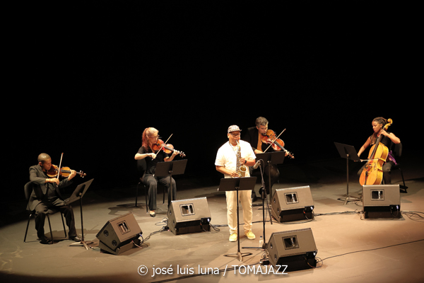 Román Filiú (XI JazzEñe 2025. Teatro Victoria Eugenia, Donosti – San Sebastián. 2025-07-24) Por José Luis Luna Rocafort [INSTANTZZ AKA Galería fotográfica AKA Fotoblog de jazz, impro… y algo más] - Tomajazz - Román Filiú actuó en el XI JazzEñe 2025 en San Sebastián. José Luis Luna Rocafort lo retrata en INSTANTZZ. Actuaron Román Filiú, Javier Filiú, Zaloa Gorostidi, Osvaldo Antonio Enrique Castro, Caridad Rosa Varona