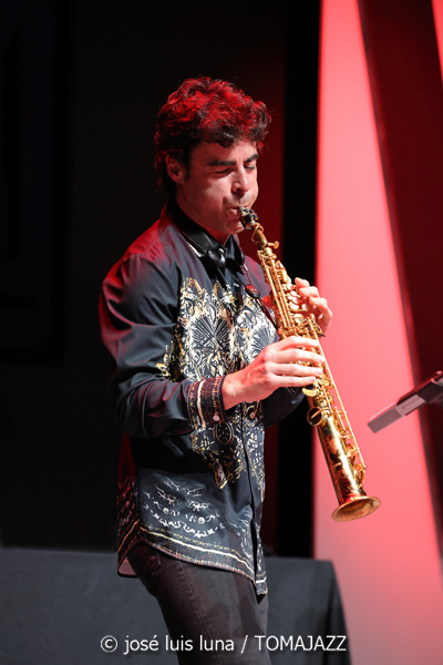 Juan Sáiz (48 Festival de Jazz de Vitoria. 2025-07-17) Por José Luis Luna Rocafort [INSTANTZZ AKA Galería fotográfica AKA Fotoblog de jazz, impro… y algo más] - Tomajazz - Juan Sáiz actuó en el 48 Festival de Jazz de Vitoria 2025. José Luis Luna Rocafort lo retrata en INSTANTZZ. Actuaron Juan Sáiz, Xavi Torres, Manel Fortià, Genís Bagés