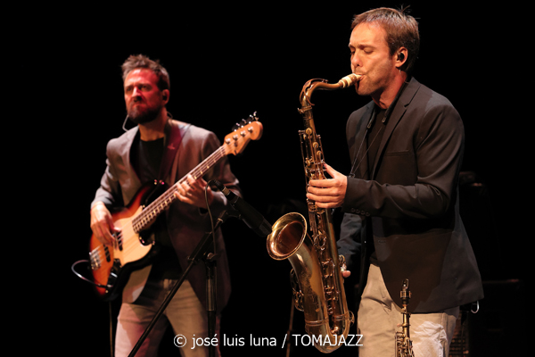 J. Fox (XI JazzEñe 2025. Teatro Victoria Eugenia, Donosti – San Sebastián. 2025-07-23) Por José Luis Luna Rocafort [INSTANTZZ AKA Galería fotográfica AKA Fotoblog de jazz, impro… y algo más] - Tomajazz - J. Fox inauguró el XI JazzEñe 2025 en el Teatro Victoria Eugenia de Donosti – San Sebastian, el 23 de julio de 2025. José Luis Luna Rocafort lo retrata en INSTANTZZ. Actuaron Juan Manuel Urriza: batería Fredi Pelaez: piano, teclados Oskar Lakunza: saxos tenor y soprano Xabier Barrenetxea