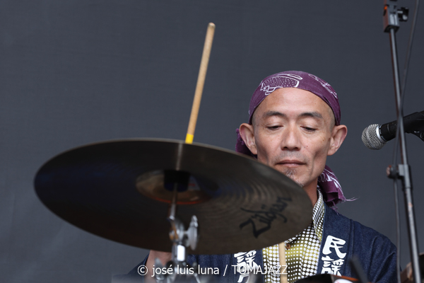 Minyo Crusaders (60 Festival de Jazz de San Sebastián 2025. 2025-07-23) Por José Luis Luna Rocafort [INSTANTZZ AKA Galería fotográfica AKA Fotoblog de jazz, impro… y algo más] - Tomajazz - Minyo Crusaders actuó en el 60 Festival de Jazz de San Sebastián 2025. José Luis Luna Rocafort lo retrata en INSTANTZZ. Actuaron Katsumi Tanaka, Moe, Freddy Tsukamoto, Koichiro Osawa, Mutsumi Kobayashi, Sonoo, Naoya Madokoro, Yusuke "Peach" Noguchi, Toshio "Digi" Fujino