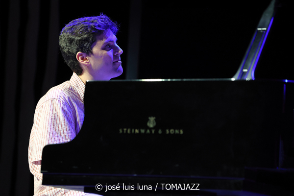Álvaro Torres Trío (48 Festival de Jazz de Vitoria. 2025-07-15) Por José Luis Luna Rocafort [INSTANTZZ AKA Galería fotográfica AKA Fotoblog de jazz, impro… y algo más] - Tomajazz - Álvaro Torres Trío actuó en el 48 Festival de Jazz de Vitoria 2025. José Luis Luna Rocafort lo retrata en INSTANTZZ. Actuaron Álvaro Torres,