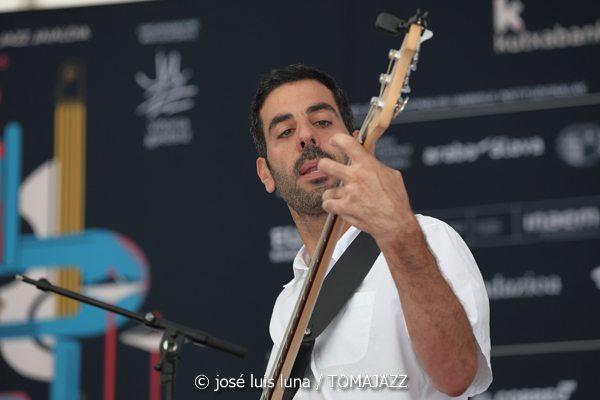 Combo Escuela de Música Luis Aramburu (48 Festival de Jazz de Vitoria. 2025-07-12) Por José Luis Luna Rocafort [INSTANTZZ AKA Galería fotográfica AKA Fotoblog de jazz, impro… y algo más] - Tomajazz - Combo Escuela de Música Luis Aramburu actuó en el 48 Festival de Jazz de Vitoria 2025. José Luis Luna Rocafort los retrata en INSTANTZZ. Actuaron Luis Larrubia, Iñigo Perea, Javier Guevara, Mikel Aguirrezabal, Jordo Tortosa