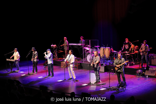 The Beach Boys (60 Festival de Jazz de San Sebastián 2025. 2025-07-23) Por José Luis Luna Rocafort [INSTANTZZ AKA Galería fotográfica AKA Fotoblog de jazz, impro… y algo más] - Tomajazz - The Beach Boys actuó en (60 Festival de Jazz de San Sebastián 2025. 2025-07-23) Por José Luis Luna Rocafort [INSTANTZZ