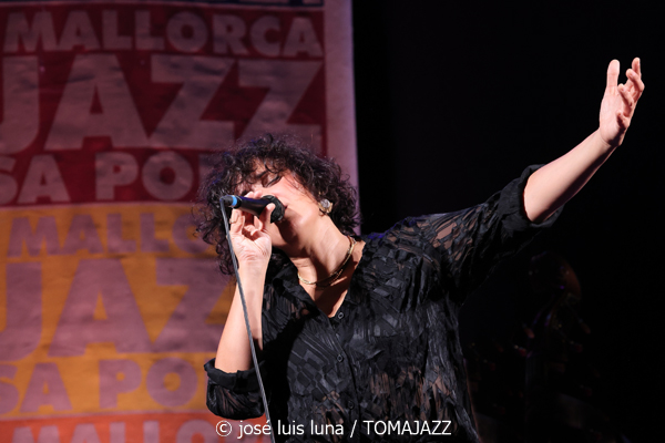 Marion Rampal (31 Mallorca Jazz Sa Poble 2025. Parc Can Cirera Prim. Sa Pobla, Mallorca. 2025-07-29) Por José Luis Luna Rocafort [INSTANTZZ AKA Galería fotográfica AKA Fotoblog de jazz, impro… y algo más] - Tomajazz - Marion Rampal actuó en 31 Mallorca Jazz Sa Poble, el 29 de julio de 2025. José Luis Luna Rocafort retrata el concierto en INSTANTZZ. Actuaron Marion Rampal, Matthis Pascaud: guitarra eléctrica, dirección Mathias Allamane: contrabajo Raphaël Chassin: batería Thibaut Gómez
