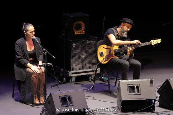 Juanfe Pérez (XI JazzEñe 2025. Teatro Victoria Eugenia, Donosti – San Sebastián. 2025-07-23) Por José Luis Luna Rocafort [INSTANTZZ AKA Galería fotográfica AKA Fotoblog de jazz, impro… y algo más] - Tomajazz - Juanfe Pérez actuó en el XI JazzEñe 2025 en San Sebastián. José Luis Luna Rocafort lo retrata en INSTANTZZ. Actuaron Juanfe Pérez, David Sancho, Kike Terrón, Alicia Morales