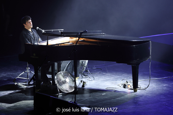 Jamie Cullum (60 Festival de Jazz de San Sebastián 2025. 2025-07-22) Por José Luis Luna Rocafort [INSTANTZZ AKA Galería fotográfica AKA Fotoblog de jazz, impro… y algo más] - Tomajazz - Jamie Cullum actuó en el Kursaal en el 60 Festival de Jazz de San Sebastián 2025. José Luis Luna Rocafort lo retrata en INSTANTZZ