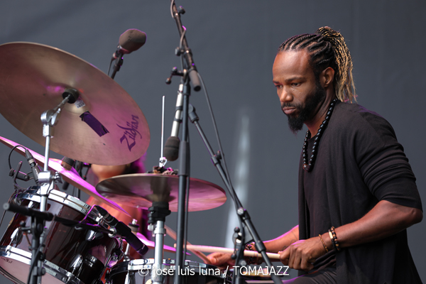 Naïssam Jalal (60 Festival de Jazz de San Sebastián 2025. 2025-07-23) Por José Luis Luna Rocafort [INSTANTZZ AKA Galería fotográfica AKA Fotoblog de jazz, impro… y algo más] - Tomajazz - Naïssam Jalal actuó en el 60 Festival de Jazz de San Sebastián 2025. José Luis Luna Rocafort la retrata en INSTANTZZ. Actuaron Naïssam Jalal, Sougata Roy Chowdhury, Leonardo Montana, Anuja Borude, Zaza Desiderio, Flo Comment