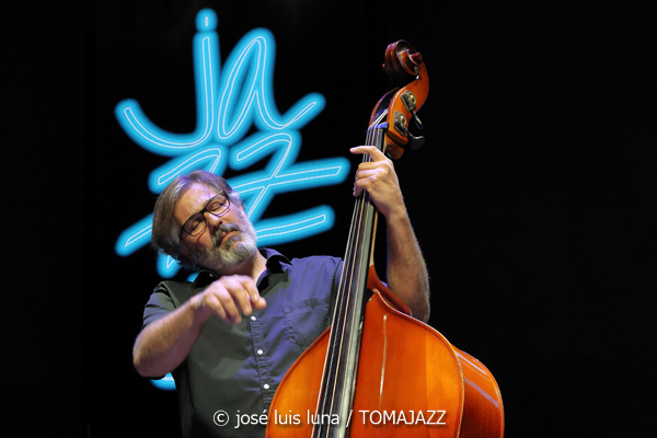 Sumrrá (48 Festival de Jazz de Vitoria. 2025-07-16) Por José Luis Luna Rocafort [INSTANTZZ AKA Galería fotográfica AKA Fotoblog de jazz, impro… y algo más] - Tomajazz - Sumrrá actuó en el 48 Festival de Jazz de Vitoria 2025. José Luis Luna Rocafort los retrata en INSTANTZZ. Actuaron Manuel Gutiérrez, Xacobe Martínez Antelo, LAR Legido