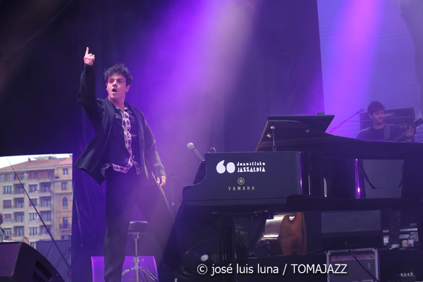 Jamie Cullum (II) (60 Festival de Jazz de San Sebastián 2025. 2025-07-23) Por José Luis Luna Rocafort [INSTANTZZ AKA Galería fotográfica AKA Fotoblog de jazz, impro… y algo más] - Tomajazz - Jamie Cullum actuó en el 60 Festival de Jazz de San Sebastián 2025. José Luis Luna Rocafort lo retrata en INSTANTZZ. Actuaron Jamie Cullum, Loz Garratt, Bard Webb, Tom Varrall, Rory Simmons, Tom Richards, Aisha Stuart