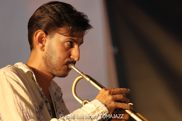 Pere Navarro Trío (31 Mallorca Jazz Sa Poble 2025. Can Verdal. Sa Pobla, Mallorca. 2025-07-30) Por José Luis Luna Rocafort [INSTANTZZ AKA Galería fotográfica AKA Fotoblog de jazz, impro… y algo más] - Tomajazz - Pere Navarro Trío actuó en el 31 Mallorca Jazz Sa Poble 2025. José Luis Luna Rocafort lo retrata en INSTANTZZ. Actuaron Pere Navarro, Lorenç Barceló, Joan Carles Marí