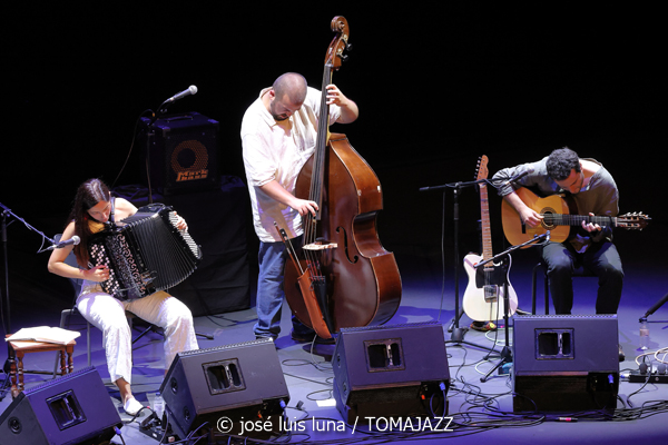 Maite Akustik Quintet (XI JazzEñe 2025. Teatro Victoria Eugenia, Donosti – San Sebastián. 2025-07-24) Por José Luis Luna Rocafort [INSTANTZZ AKA Galería fotográfica AKA Fotoblog de jazz, impro… y algo más] - Tomajazz - Maite Akustik Quintet actuó en el XI JazzEñe 2025 en San Sebastián. José Luis Luna Rocafort lo retrata en INSTANTZZ. Actuaron Maite Ruiz de Erentxun, Aura Mauri, Cristopher Pérez, Alesander Peña, Manuel Luque