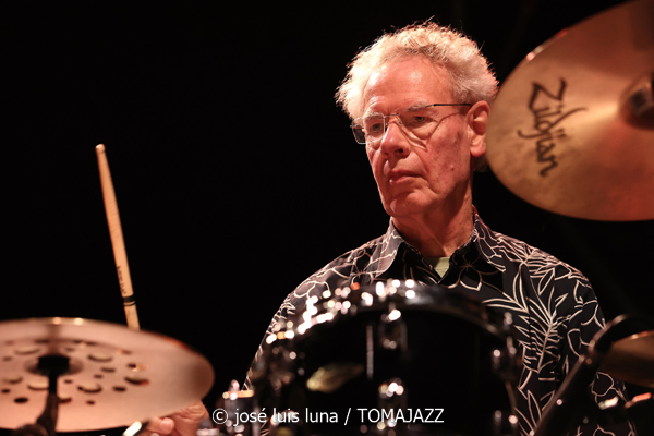 Pete Roth Trío featuring Bill Bruford (60 Festival de Jazz de San Sebastián 2025. 2025-07-23) Por José Luis Luna Rocafort [INSTANTZZ AKA Galería fotográfica AKA Fotoblog de jazz, impro… y algo más] - Tomajazz - Pete Roth Trío featuring Bill Bruford actuó en el 60 Festival de Jazz de San Sebastián 2025. José Luis Luna lo retrata en INSTANTZZ. Actuaron Pete Roth, Bill Bruford, Mike Prat