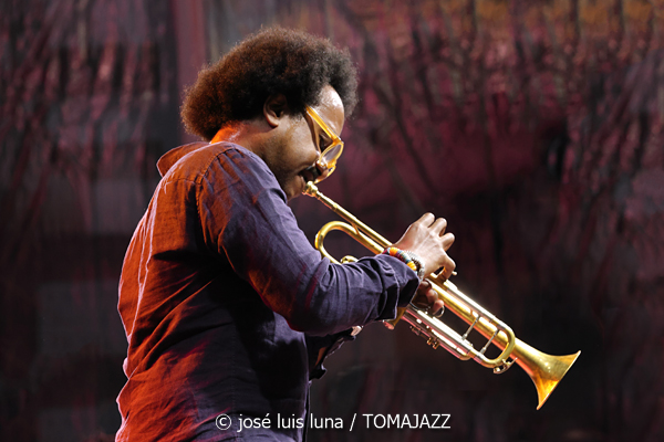 Steve Coleman & Five Elements (60 Festival de Jazz de San Sebastián 2025. 2025-07-24) Por José Luis Luna Rocafort [INSTANTZZ AKA Galería fotográfica AKA Fotoblog de jazz, impro… y algo más] - Tomajazz - Steve Coleman & Five Elements actuó en el 60 Festival de Jazz de San Sebastián 2025. José Luis Luna Rocafort lo retrata en INSTANTZZ. Actuaron Steve Coleman, Jonathan Finlayson, Rich Brown, Sean Rickman