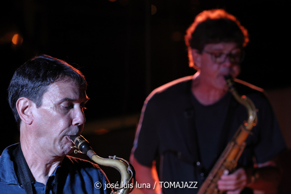 The Tenor 4tet (VII Jazz y Más. Studio Weil. Puerto de Andratx, Mallorca. 2025-07-09) Por José Luis Luna Rocafort [INSTANTZZ AKA Galería fotográfica AKA Fotoblog de jazz, impro… y algo más] - Tomajazz - The Tenor 4tet actuó en VII Jazz y Más en Puerto de Andratx, Mallorca, el 9 de julio de 2025. José Luis Luna Rocafort retrata el concierto en INSTANTZZ. Actuaron Chris Cheek, Marty Renzi, Javier Delgado, Jimmy Weinstein